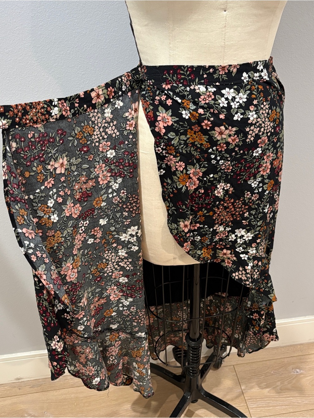 Abercrombie & Fitch Floral Ruffle Wrap Skirt XS Button Closure Tie side - Picture 4 of 13